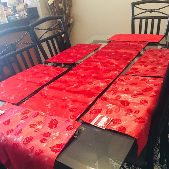 Holiday Time Table Runner with 6 (six) Matching Place Mats. - Picture 3 of 8